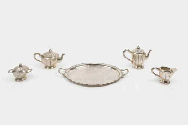 SERVIZIO IN ARGENTO : Peso gr 2798 6 composto da vassoio con manici a voluta; caffettiera  zuccheriera  teiera e lattiera. Corpi bombati e lavorati a bande; prese a ricciolo; manici in argento.  - Asta Antiquariato  - Associazione Nazionale - Case d'Asta italiane