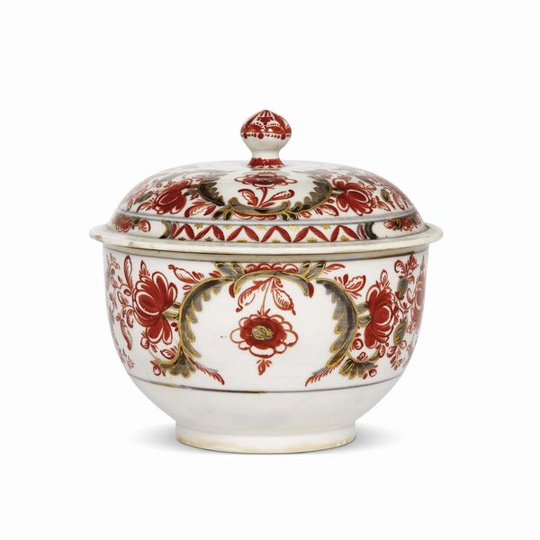 ZUCCHERIERA CON COPERCHIO, VENEZIA, MANIFATTURA COZZI, 1770 CIRCA  - Asta CERAMICA. MAIOLICHE E PORCELLANE DAL XVI AL XIX SECOLO - Associazione Nazionale - Case d'Asta italiane