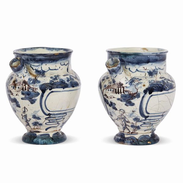 COPPIA DI VERSATOI, SAVONA O ALBISOLA, SECONDA MET&Agrave; SECOLO XVII  - Asta CERAMICA. MAIOLICHE E PORCELLANE DAL XVI AL XIX SECOLO - Associazione Nazionale - Case d'Asta italiane