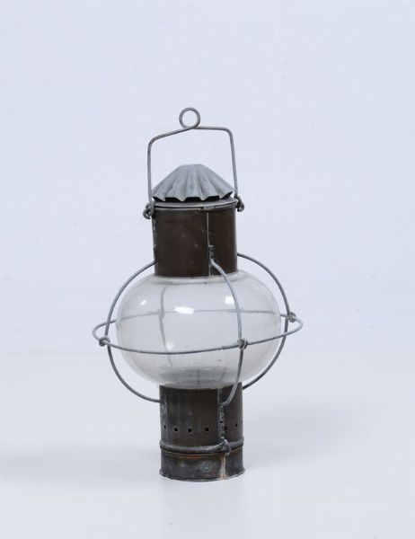 Lanterna da scialuppa con vetro a cipolla, XX secolo  - Asta Arte Marinara e Strumenti Scientifici - Associazione Nazionale - Case d'Asta italiane
