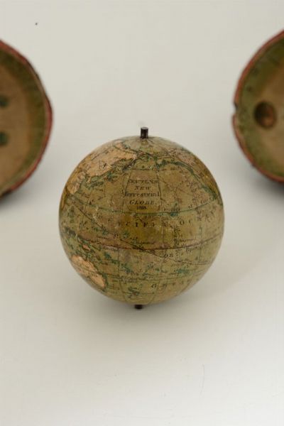 Piccolo globo terrestre da tasca, in custodia, Newton & Son, Inghilterra 1818  - Asta Arte Marinara e Strumenti Scientifici - Associazione Nazionale - Case d'Asta italiane