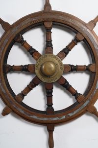 Piccolo timone a otto caviglie. Mactaggart Scott & Co. Edinburgh  - Asta Arte Marinara - Associazione Nazionale - Case d'Asta italiane