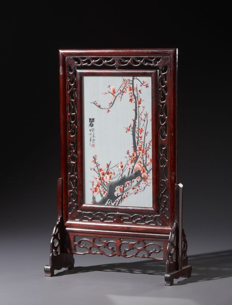 Arte Cinese : Piccolo separ� da tavolo in legno traforato. Reca all'interno ricamo in seta raffigurante pesco fiorito.Cina XX sec.  - Asta Asta 470 | ARTE ORIENTALE Online - Associazione Nazionale - Case d'Asta italiane