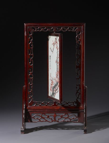 Arte Cinese : Piccolo separ� da tavolo in legno traforato. Reca all'interno ricamo in seta raffigurante pesco fiorito.Cina XX sec.  - Asta Asta 470 | ARTE ORIENTALE Online - Associazione Nazionale - Case d'Asta italiane