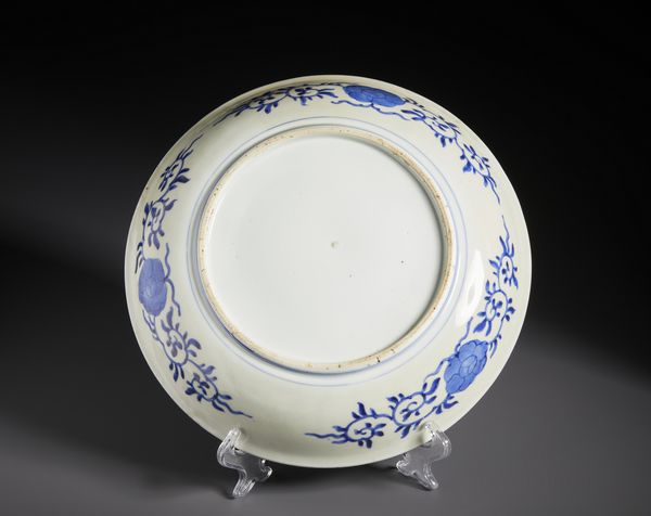 ARTE GIAPPONESE : Piatto in porcellana bianca e blu dipinto.Giappone, periodo Edo met� XIX sec.  - Asta Asta 470 | ARTE ORIENTALE Online - Associazione Nazionale - Case d'Asta italiane