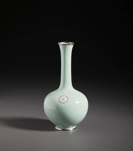 ARTE GIAPPONESE : Raffinato vaso in smalto cloisonn� dal colore verde pallido decorato centralmente con motivo floreale stilizzato. Giappone, prima met� del XX sec.  - Asta Asta 470 | ARTE ORIENTALE Online - Associazione Nazionale - Case d'Asta italiane
