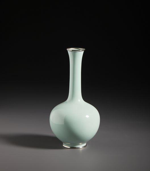 ARTE GIAPPONESE : Raffinato vaso in smalto cloisonn� dal colore verde pallido decorato centralmente con motivo floreale stilizzato. Giappone, prima met� del XX sec.  - Asta Asta 470 | ARTE ORIENTALE Online - Associazione Nazionale - Case d'Asta italiane