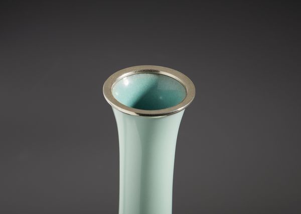 ARTE GIAPPONESE : Raffinato vaso in smalto cloisonn� dal colore verde pallido decorato centralmente con motivo floreale stilizzato. Giappone, prima met� del XX sec.  - Asta Asta 470 | ARTE ORIENTALE Online - Associazione Nazionale - Case d'Asta italiane