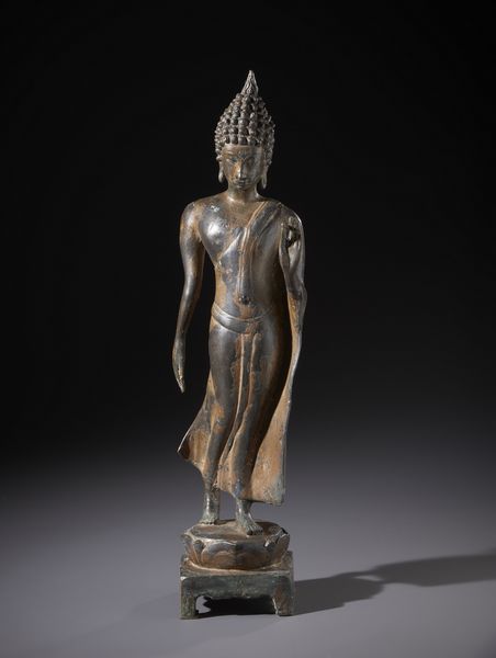 Arte Sud-Est Asiatico : Figura in bronzo raffigurante il famoso �walking Buddha� nello stile Sukothay. Tailandia XX sec  - Asta Asta 470 | ARTE ORIENTALE Online - Associazione Nazionale - Case d'Asta italiane