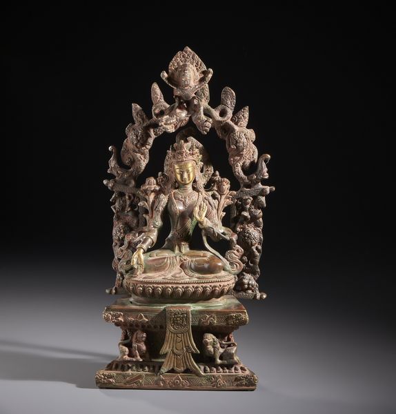 Arte Himalayana : Fusione in bronzo raffigurante la divinit� Tara. Seduta su di un fiore di loto � contornata da ricco baldacchino finemente lavorato.Nepal XX sec  - Asta Asta 470 | ARTE ORIENTALE Online - Associazione Nazionale - Case d'Asta italiane