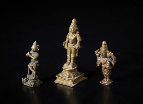 Arte Indiana : Tre figure devozionali in bronzo raffiguranti deit� della mitologia Ind�.Sud India, XIX sec.  - Asta Asta 470 | ARTE ORIENTALE Online - Associazione Nazionale - Case d'Asta italiane