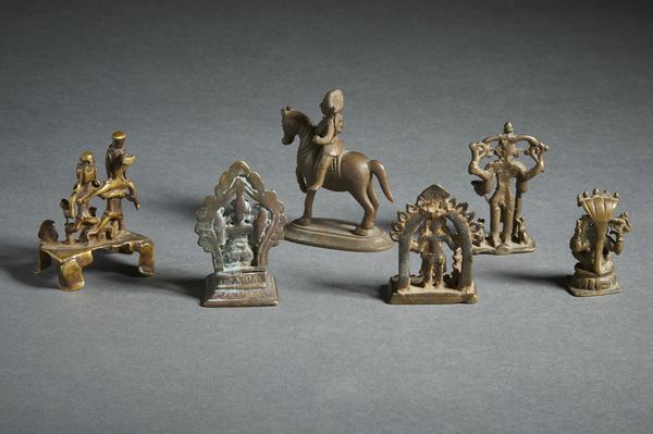 Arte Indiana : Gruppo di sei bronzi devozionali raffiguranti varie divinit� India, XVIII - XIX secolo  - Asta Asta 470 | ARTE ORIENTALE Online - Associazione Nazionale - Case d'Asta italiane