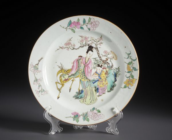 Arte Cinese : Piatto in porcellana famiglia rosa dipinto con raffigurazione di una fanciulla che tiene nella mano destra il fungo dell'immortalit�. Cina, XX sec.  - Asta Asta 470 | ARTE ORIENTALE Online - Associazione Nazionale - Case d'Asta italiane