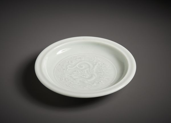 Arte Cinese : Bel piatto in porcellana celadon. all'interno � raffigurato in bassorilievo un drago tra le nuvole.Cina, XX secolo  - Asta Asta 470 | ARTE ORIENTALE Online - Associazione Nazionale - Case d'Asta italiane
