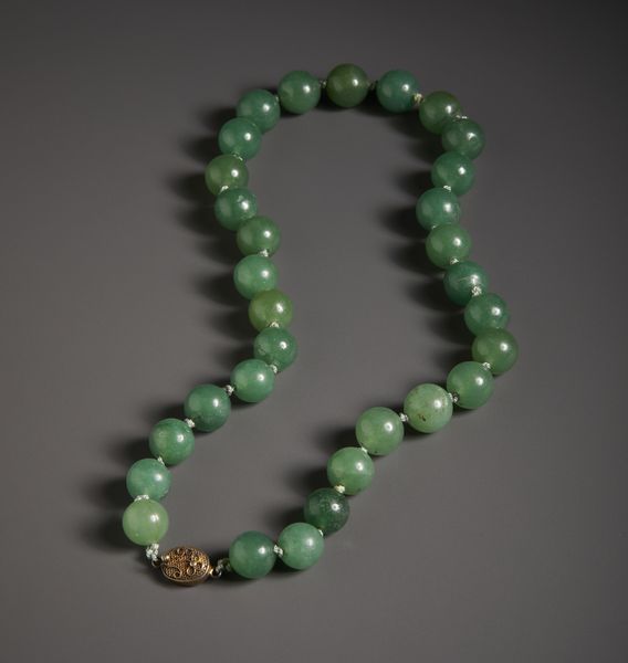 Arte Cinese : Bel piatto in porcellana celadon. all'interno � raffigurato in bassorilievo un drago tra le nuvole.Cina, XX secolo  - Asta Asta 470 | ARTE ORIENTALE Online - Associazione Nazionale - Case d'Asta italiane