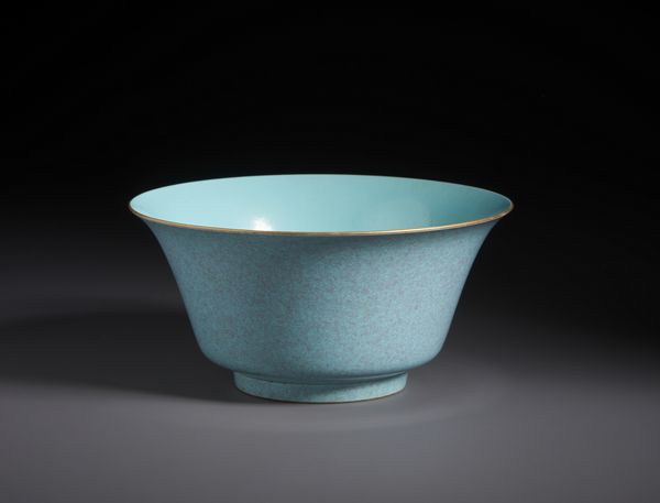 Arte Cinese : Grande ciotola in porcellana dalla forma svasata dipinta con smalto robin�s egg.Cina, XX sec.  - Asta Asta 470 | ARTE ORIENTALE Online - Associazione Nazionale - Case d'Asta italiane