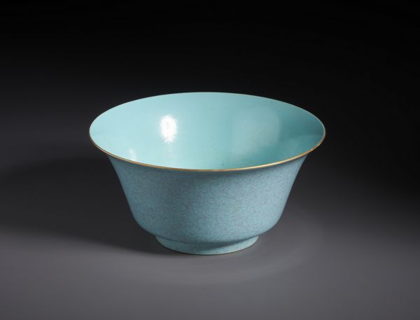 Arte Cinese : Grande ciotola in porcellana dalla forma svasata dipinta con smalto robin�s egg.Cina, XX sec.  - Asta Asta 470 | ARTE ORIENTALE Online - Associazione Nazionale - Case d'Asta italiane