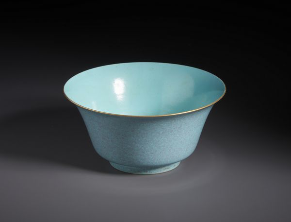 Arte Cinese : Grande ciotola in porcellana dalla forma svasata dipinta con smalto robin�s egg.Cina, XX sec.  - Asta Asta 470 | ARTE ORIENTALE Online - Associazione Nazionale - Case d'Asta italiane