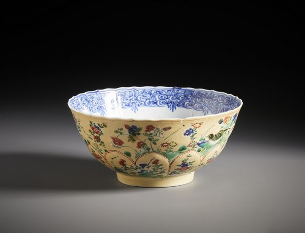 Arte Cinese : Bella coppa in porcellana dipinta a colori policromi della famiglia Verde su di un fondo �capucine�.Cina, Dinastia Qing periodo Kangxi.  - Asta Asta 470 | ARTE ORIENTALE Online - Associazione Nazionale - Case d'Asta italiane