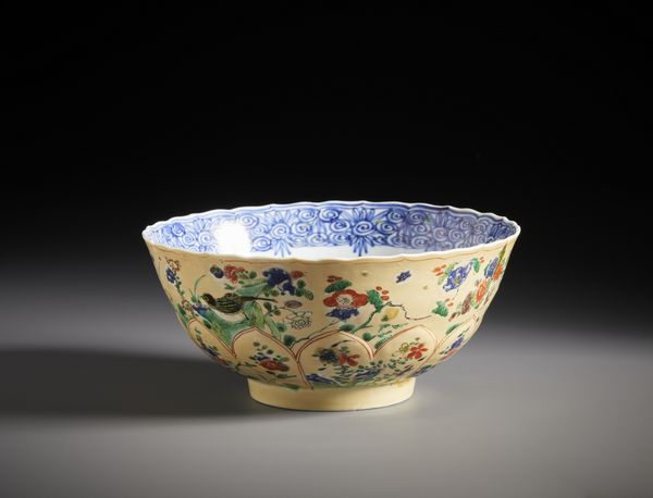 Arte Cinese : Bella coppa in porcellana dipinta a colori policromi della famiglia Verde su di un fondo �capucine�.Cina, Dinastia Qing periodo Kangxi.  - Asta Asta 470 | ARTE ORIENTALE Online - Associazione Nazionale - Case d'Asta italiane