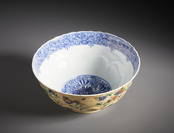 Arte Cinese : Bella coppa in porcellana dipinta a colori policromi della famiglia Verde su di un fondo �capucine�.Cina, Dinastia Qing periodo Kangxi.  - Asta Asta 470 | ARTE ORIENTALE Online - Associazione Nazionale - Case d'Asta italiane