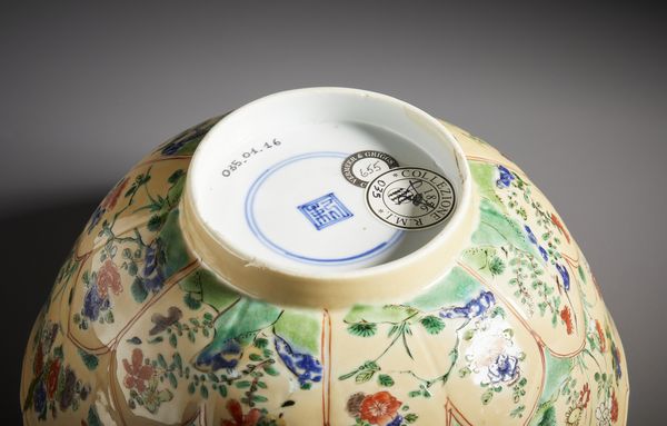 Arte Cinese : Bella coppa in porcellana dipinta a colori policromi della famiglia Verde su di un fondo �capucine�.Cina, Dinastia Qing periodo Kangxi.  - Asta Asta 470 | ARTE ORIENTALE Online - Associazione Nazionale - Case d'Asta italiane