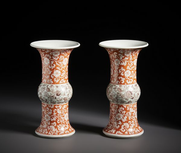 Arte Cinese : Coppia di vasi in porcellana di forma �GU�. Cina, XIX/XX sec.  - Asta Asta 470 | ARTE ORIENTALE Online - Associazione Nazionale - Case d'Asta italiane