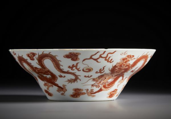 Arte Cinese : Bella ciotola in porcellana della forma ondulata  �ogee�.Cina, Dinastia Qing periodo Kangxi.  - Asta Asta 470 | ARTE ORIENTALE Online - Associazione Nazionale - Case d'Asta italiane