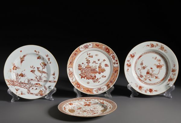 Arte Cinese : Gruppo di quattro bei piatti in porcellana della compagnia delle indie dipinti in rosso ferro ed oro.Cina, Dinastia Qing  XVIII sec.  - Asta Asta 470 | ARTE ORIENTALE Online - Associazione Nazionale - Case d'Asta italiane