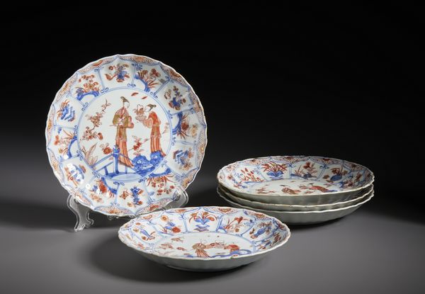 Arte Cinese : Gruppo di cinque piatti in porcellana decorati con motivi Imari.Cina, Dinastia Qing - prima met� XVIII sec.  - Asta Asta 470 | ARTE ORIENTALE Online - Associazione Nazionale - Case d'Asta italiane