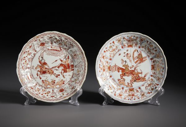 Arte Cinese : Due bei piatti in porcellana decoro �General of the Yang family �in rosso ferro e oro. Cina, Dinastia Qing periodo Kangxi.  - Asta Asta 470 | ARTE ORIENTALE Online - Associazione Nazionale - Case d'Asta italiane