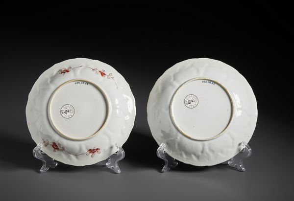 Arte Cinese : Due bei piatti in porcellana decoro �General of the Yang family �in rosso ferro e oro. Cina, Dinastia Qing periodo Kangxi.  - Asta Asta 470 | ARTE ORIENTALE Online - Associazione Nazionale - Case d'Asta italiane