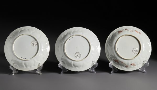 Arte Cinese : Gruppo di tre bei piatti in porcellana decorati in rosso ferro e oro raffiguranti al centro scene tratte dal famoso racconto � The Romance of the Western Chamber �.Cina, Dinastia Qing periodo Kangxi.  - Asta Asta 470 | ARTE ORIENTALE Online - Associazione Nazionale - Case d'Asta italiane