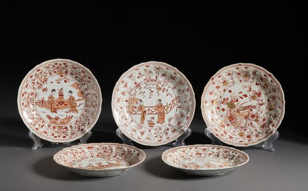 Arte Cinese : Gruppo di cinque piatti in porcellana decoro �milk and blood� in rosso ferro lumeggiato in oro. Cina, Dinastia Qing periodo Kangxi.  - Asta Asta 470 | ARTE ORIENTALE Online - Associazione Nazionale - Case d'Asta italiane
