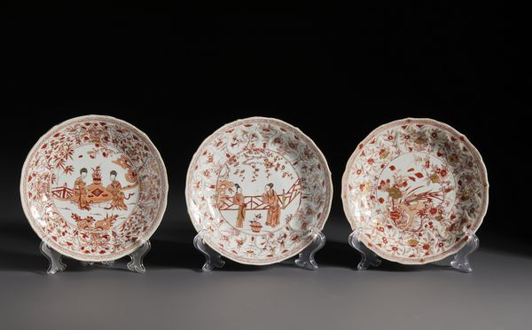 Arte Cinese : Gruppo di cinque piatti in porcellana decoro �milk and blood� in rosso ferro lumeggiato in oro. Cina, Dinastia Qing periodo Kangxi.  - Asta Asta 470 | ARTE ORIENTALE Online - Associazione Nazionale - Case d'Asta italiane