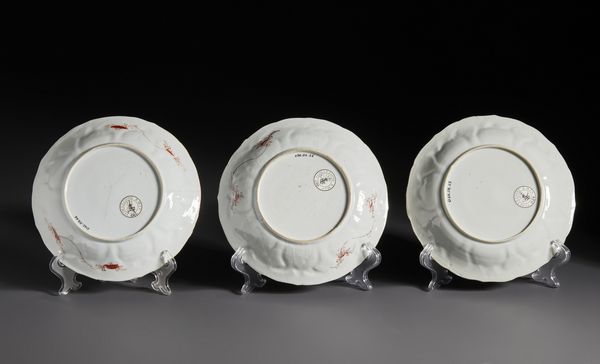 Arte Cinese : Gruppo di cinque piatti in porcellana decoro �milk and blood� in rosso ferro lumeggiato in oro. Cina, Dinastia Qing periodo Kangxi.  - Asta Asta 470 | ARTE ORIENTALE Online - Associazione Nazionale - Case d'Asta italiane