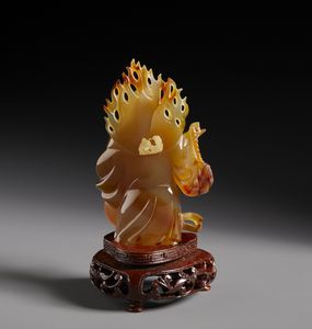 Arte Cinese : Intaglio in corniola raffigurante Pu t� ay in piedi con aureola fiammeggiante su base in legno.Cina, XX sec.  - Asta Asta 470 | ARTE ORIENTALE Online - Associazione Nazionale - Case d'Asta italiane