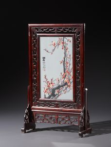 Arte Cinese - Piccolo separ� da tavolo in legno traforato. Reca all'interno ricamo in seta raffigurante pesco fiorito.Cina XX sec.