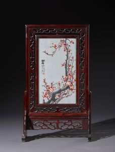 Arte Cinese : Piccolo separ� da tavolo in legno traforato. Reca all'interno ricamo in seta raffigurante pesco fiorito.Cina XX sec.  - Asta Asta 470 | ARTE ORIENTALE Online - Associazione Nazionale - Case d'Asta italiane