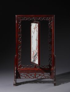 Arte Cinese : Piccolo separ� da tavolo in legno traforato. Reca all'interno ricamo in seta raffigurante pesco fiorito.Cina XX sec.  - Asta Asta 470 | ARTE ORIENTALE Online - Associazione Nazionale - Case d'Asta italiane