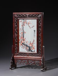 Arte Cinese : Piccolo separ� da tavolo in legno traforato. Reca all'interno ricamo in seta raffigurante pesco fiorito.Cina XX sec.  - Asta Asta 470 | ARTE ORIENTALE Online - Associazione Nazionale - Case d'Asta italiane