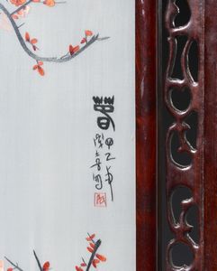 Arte Cinese : Piccolo separ� da tavolo in legno traforato. Reca all'interno ricamo in seta raffigurante pesco fiorito.Cina XX sec.  - Asta Asta 470 | ARTE ORIENTALE Online - Associazione Nazionale - Case d'Asta italiane