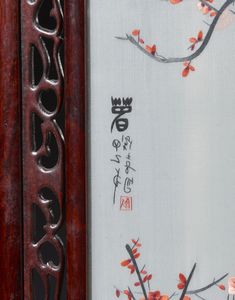 Arte Cinese : Piccolo separ� da tavolo in legno traforato. Reca all'interno ricamo in seta raffigurante pesco fiorito.Cina XX sec.  - Asta Asta 470 | ARTE ORIENTALE Online - Associazione Nazionale - Case d'Asta italiane