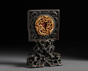 Arte Cinese - Piccolo e grazioso separ� da scrittoio in legno scolpito.Cina, XX secolo.