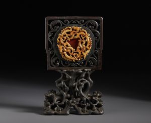 Arte Cinese : Piccolo e grazioso separ� da scrittoio in legno scolpito.Cina, XX secolo.  - Asta Asta 470 | ARTE ORIENTALE Online - Associazione Nazionale - Case d'Asta italiane