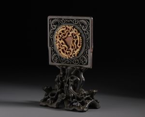 Arte Cinese : Piccolo e grazioso separ� da scrittoio in legno scolpito.Cina, XX secolo.  - Asta Asta 470 | ARTE ORIENTALE Online - Associazione Nazionale - Case d'Asta italiane