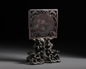 Arte Cinese : Piccolo e grazioso separ� da scrittoio in legno scolpito.Cina, XX secolo.  - Asta Asta 470 | ARTE ORIENTALE Online - Associazione Nazionale - Case d'Asta italiane