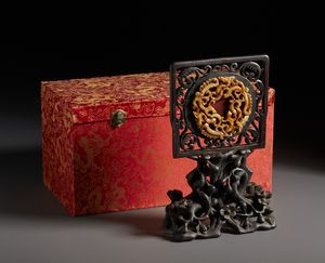 Arte Cinese : Piccolo e grazioso separ� da scrittoio in legno scolpito.Cina, XX secolo.  - Asta Asta 470 | ARTE ORIENTALE Online - Associazione Nazionale - Case d'Asta italiane