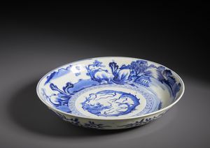 ARTE GIAPPONESE : Piatto in porcellana bianca e blu dipinto.Giappone, periodo Edo met� XIX sec.  - Asta Asta 470 | ARTE ORIENTALE Online - Associazione Nazionale - Case d'Asta italiane