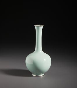 ARTE GIAPPONESE : Raffinato vaso in smalto cloisonn� dal colore verde pallido decorato centralmente con motivo floreale stilizzato. Giappone, prima met� del XX sec.  - Asta Asta 470 | ARTE ORIENTALE Online - Associazione Nazionale - Case d'Asta italiane